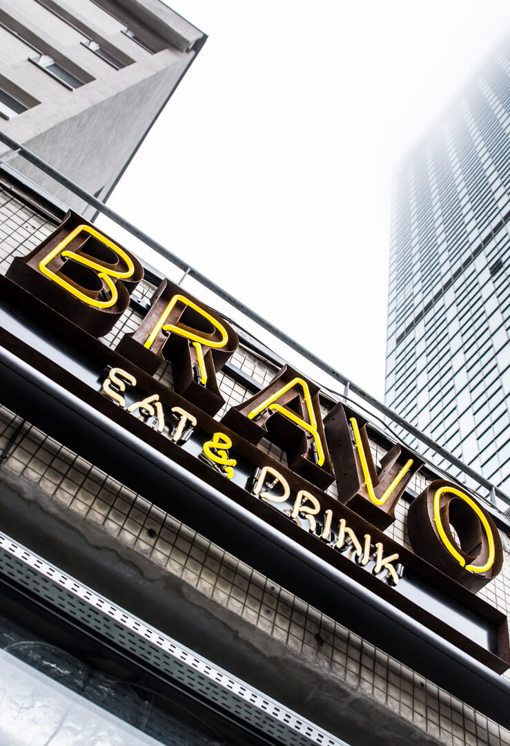 neon-bravo-eet-drink-neon-over-entree-restaurant-neon-op-planken-neon-op-muur-met-planken-neon-sub-verlicht-neon-interieur-neon-interieur-kleuren-neon-warsaw-centrale